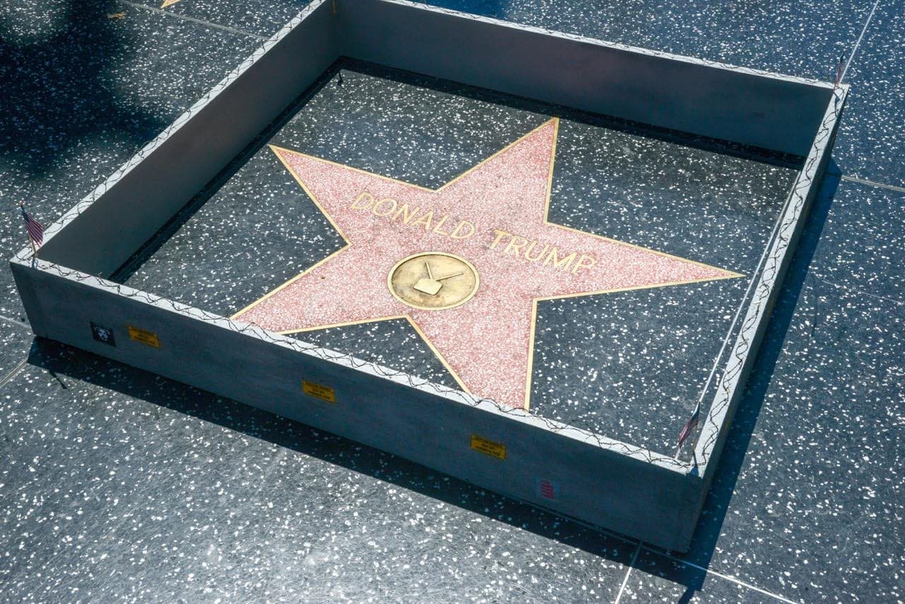 Instalan un ‘minimuro’ en la estrella de Donald Trump en Hollywood