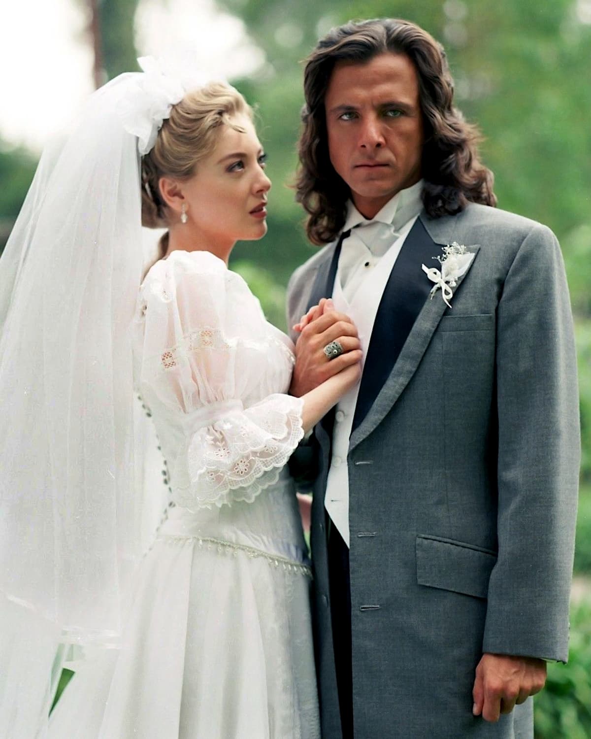 <a href="https://www.univision.com/radio/omar-y-argelia-show/edith-gonzalez-murio-mientras-planeaba-la-quinceanera-de-su-hija-recordamos-algunas-palabras-de-la-ultima-carta-que-le-escribio-video">Edith González</a> falleció el 13 de junio a los 54 años "a consecuencia de un 
<a href="https://www.univision.com/famosos/el-viudo-de-edith-gonzalez-la-recuerda-en-su-primer-aniversario-luctuoso-con-una-foto-rosas-blancas-y-una-misa-fotos"><b>súbito deterioro</b></a>
<b> </b>de salud, resultante de una recurrencia del 
<b>cáncer</b> que se le diagnosticó hace tres años", informó la familia a través de un comunicado.