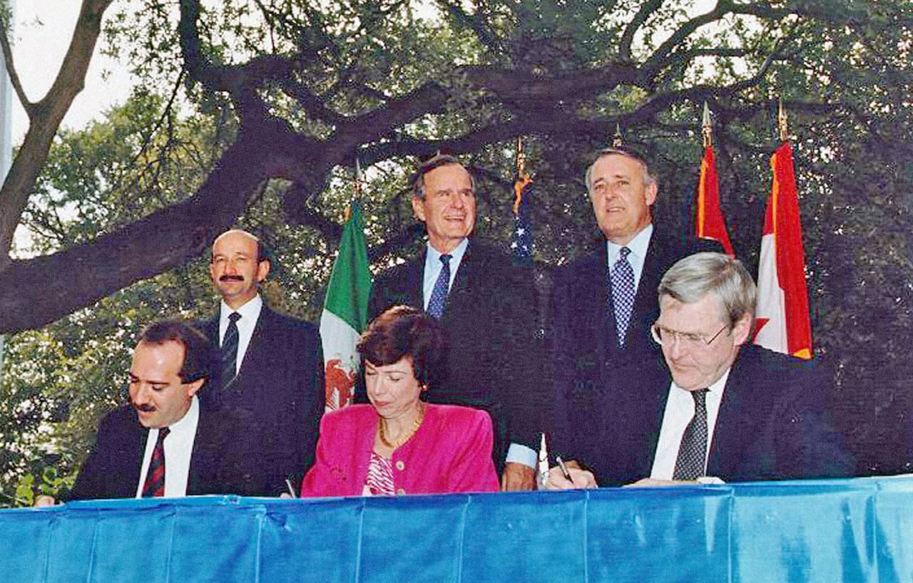 <b>La ceremonia Inicial.</b> A mediados de 1990 comienzan las negociaciones entre los mandatarios de los tres países que firmarían el tratado y sus respectivos parlamentos. A partir de la primera reunión entre ministros en junio de 1991 y hasta el 12 de agosto de 1992, los grupos de trabajo se reunieron en 389 ocasiones. En la fotografía tomada el 7 de octubre en San Antonio, Texas, están Carlos Salinas de Gortari, presidente de México; George H.W. Bush, de Estados Unidos, y Brian Mulroney, primer ministro de Canadá, con sus respectivos ministros reunidos en la que se llamó la ceremonia inicial del Tratado de Libre Comercio de América del Norte (NAFTA).