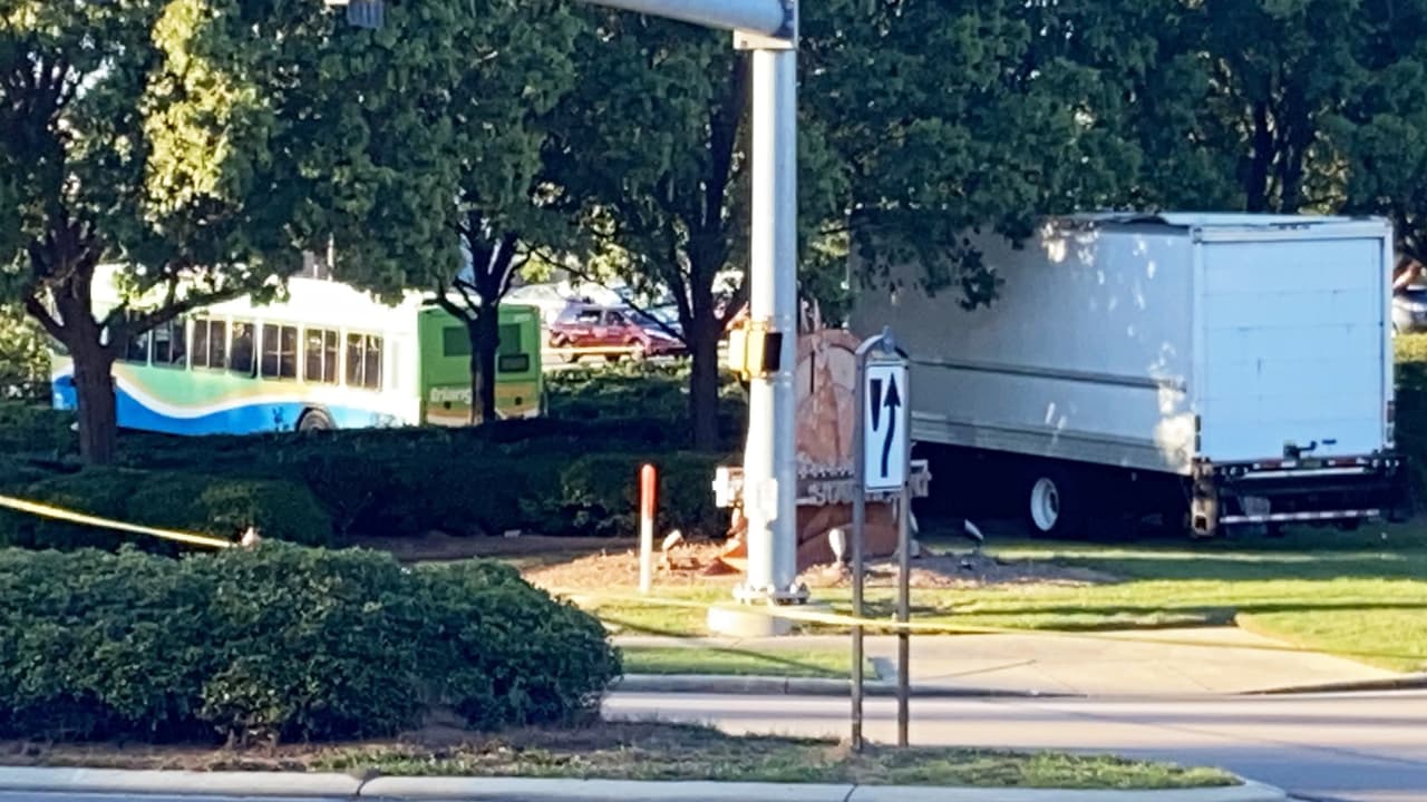Muere conductor de camión tras chocar con un autobús de GoTriangle en Durham