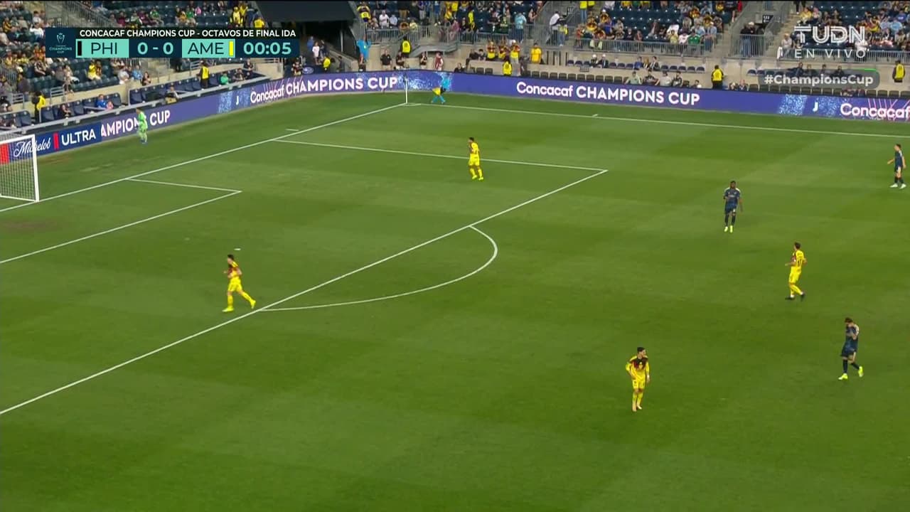 Arranca el partido y la pelota está en juego.