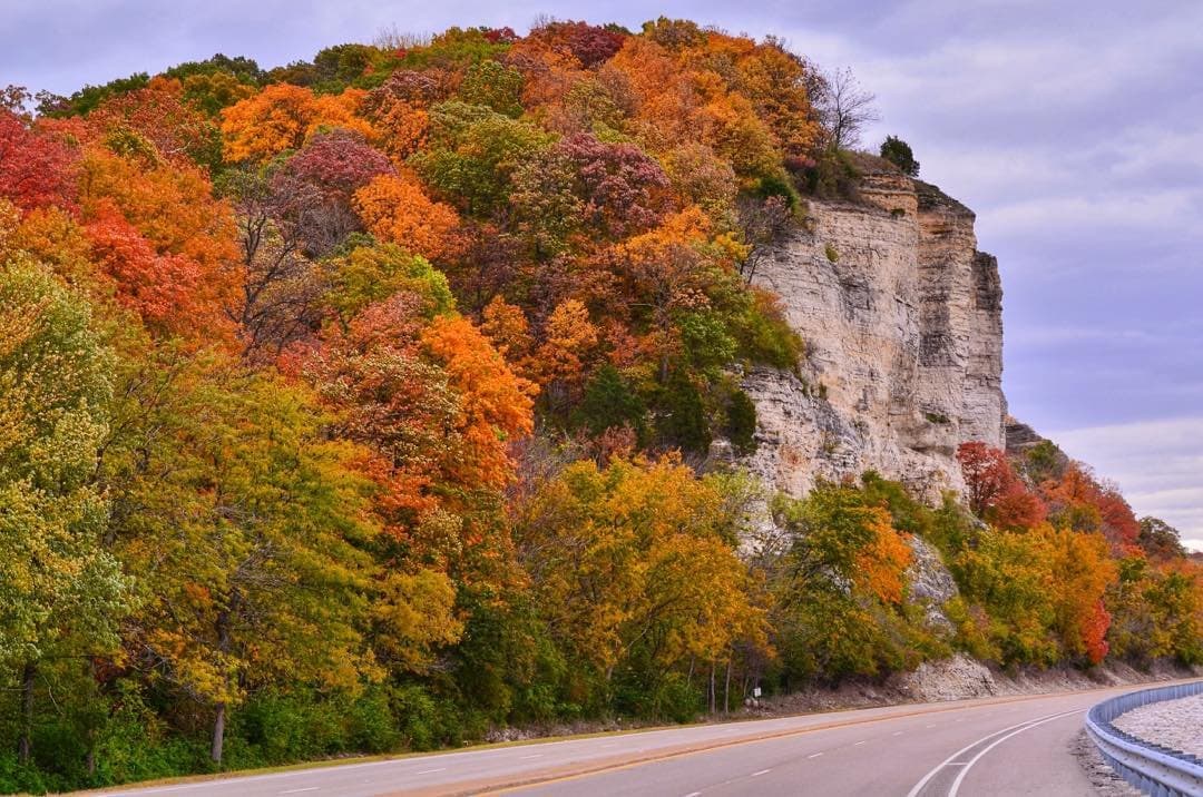 Entre los puntos destacados del itinerario está:
<br>• 
<a href="https://www.enjoyillinois.com/illinois-road-trips/frights-and-delights-in-illinois/" target="_blank">Frights & Delights en Illinois:</a> presenta lugares locales en la región suroeste del estado como McPike Mansion y Alton Hauntings Tours, ganador del premio Traveller's Choice de Tripadvisor 2021.