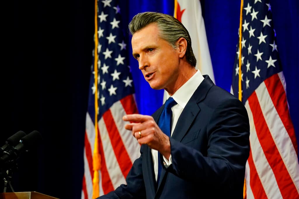 Newsom plantea un reembolso de impuestos para atacar el alza en el precio de la gasolina en California