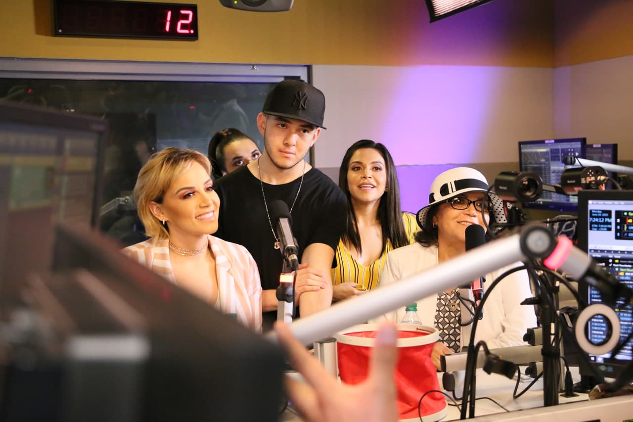 <b><a href="https://www.univision.com/radio/radio-nacional/le-agradezco-a-jenni-por-lo-que-hace-padres-de-la-diva-de-la-banda-le-agradecen-seguir-manteniendo-la-familia-unida-con-su-trabajo-video" target="_blank">La Familia recordó</a></b> que cuando Jenni era apenas una niña, don Pedro y doña Rosa no tenían dinero para fiestas, pues la Diva de la Banda nunca tuvo su quinceañera.