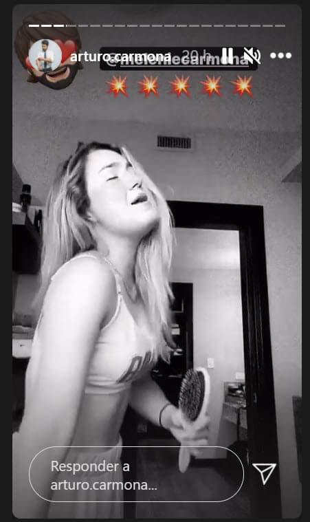 También se dejó ver cantando a todo pulmón 'All by myself', una de las exitosas canciones de Celine Dion. 
<br>