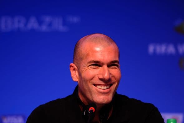 ZINEDINE ZIDANE. Mientras era jugador del Real Madrid, el entonces mediocampista aseguró sus piernas por 40 millones.