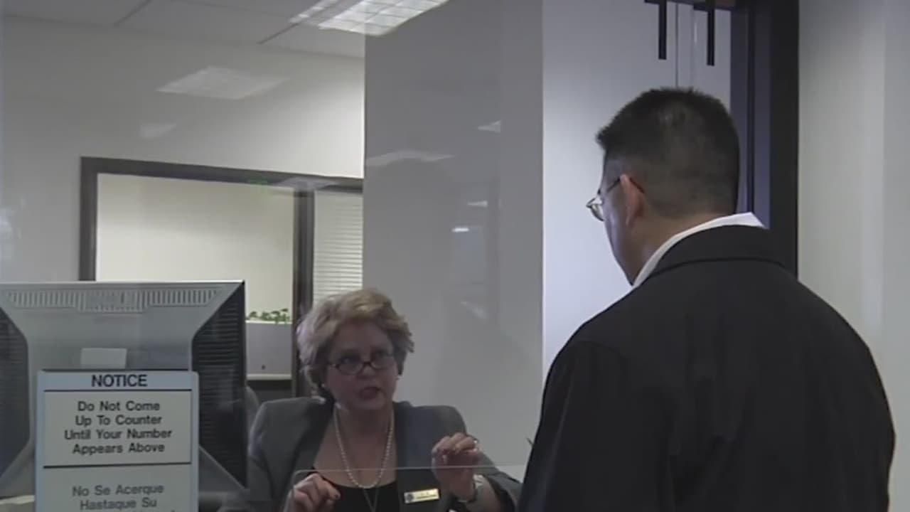 <b>En video: ¿Puedo viajar con mi familia si tengo visa tipo ‘H-2B’?</b>
<br>
<br>El abogado de inmigración, Hugo Vera, explica cuáles son las obligaciones que debe cumplir el empleador con los trabajadores que tienen visa tipo ‘H-2B’, así como los beneficios de los empleados y sus familias.