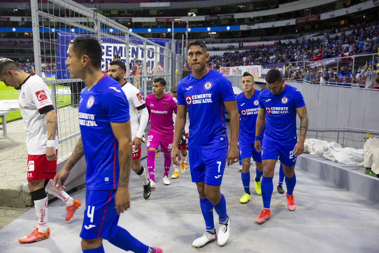 Cruz Azul se presentaba en el Azteca para intentar remontar al Toluca en la serie ante su gente y con la gran deuda del torneo pasado.