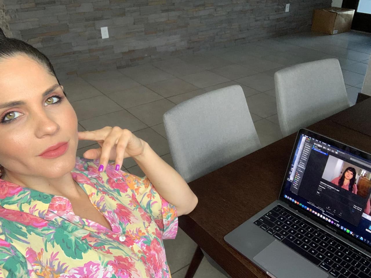 Astrid Rivera combina el trabajo con el cuidado de sus hijos. En su cuenta de Instagram nos deja ver que revisa muy bien que cumplan con sus tareas escolares.