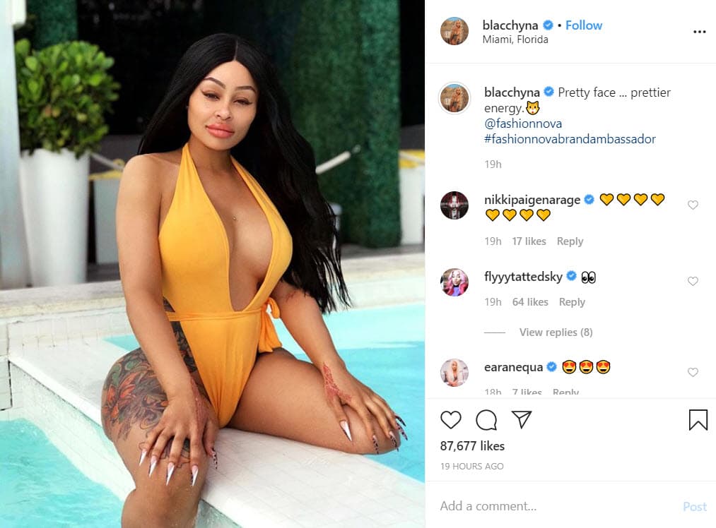 Por su parte, 
<b><a href="https://www.univision.com/famosos/los-kardashian-jenner-ponen-contra-la-pared-a-blac-chyna-quien-los-acusa-de-arruinar-su-carrera-fotos">Blac Chyna</a></b>, de 31 años, también presumió
<b> su figura y justo al lado promovió </b>su línea de maquillaje y una tienda de ropa 'online' de la cual es embajadora.