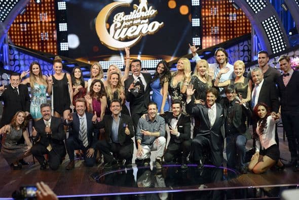 Todo el elenco reunido: famosos, jurado y conductores.