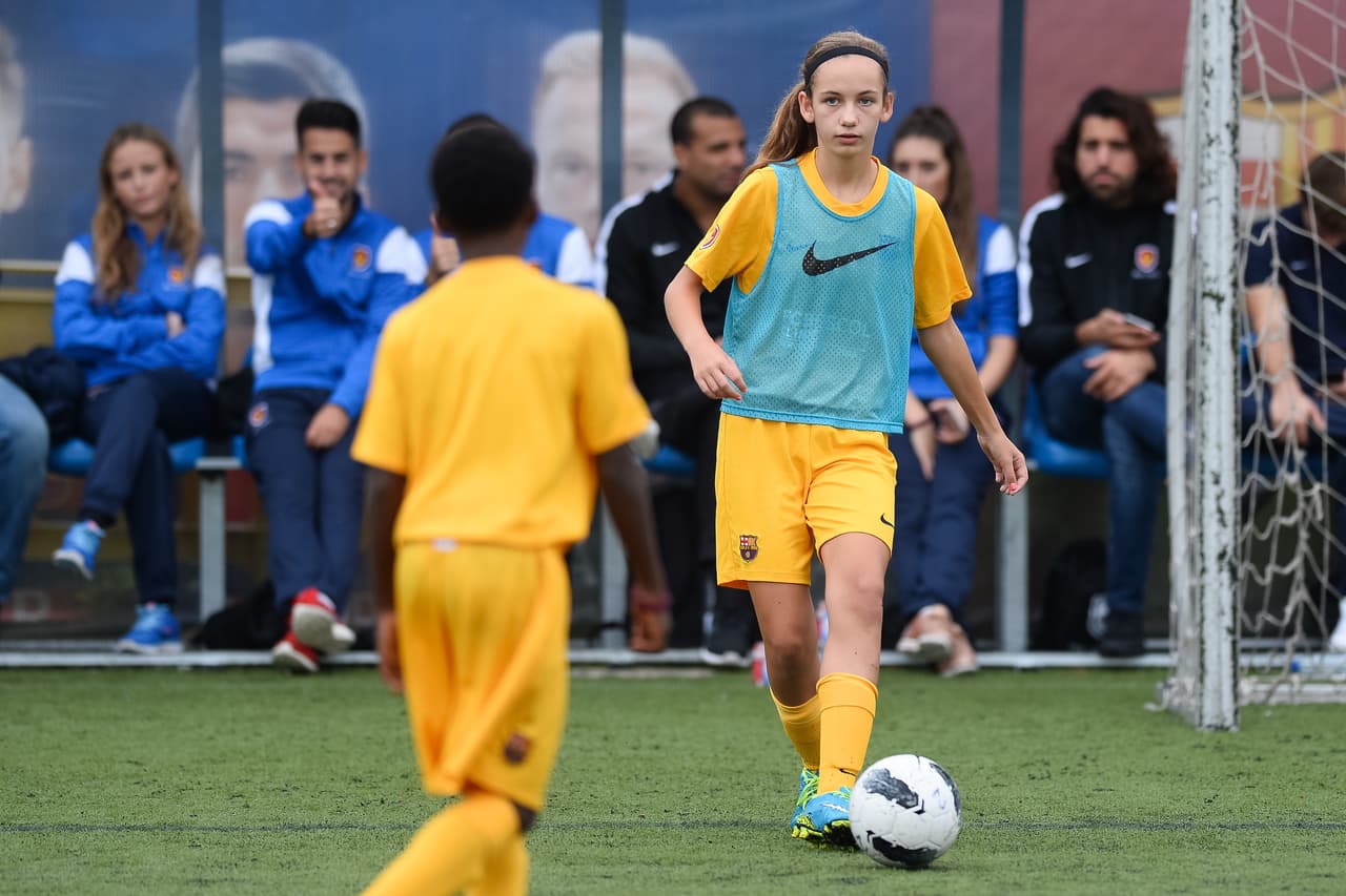La iniciativa titulada “FCB Escola” contará con la colaboración de exjugadores del club y entrenadores profesionales para asegurar el nivel de profesionalismo. Ademas dichos jugadores y entrenadores tendrán residencia en el área.
