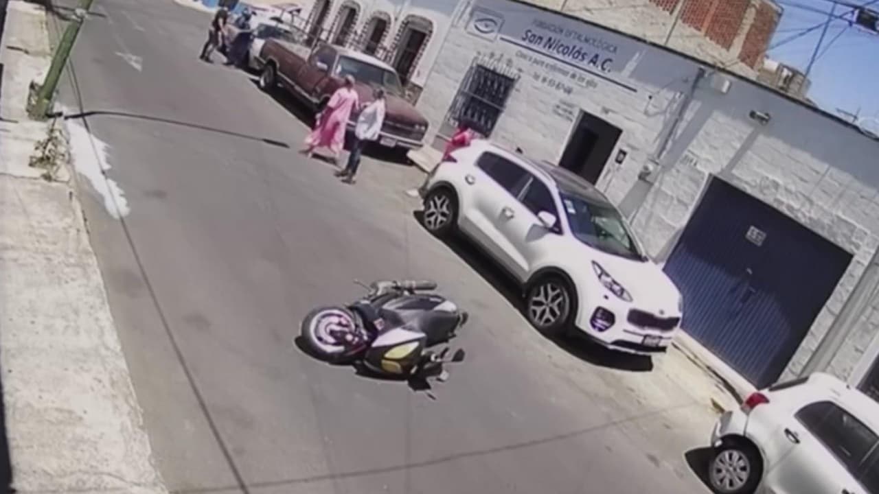 Un padre mexicano muere tras enredarse con los cables de alta tensión en un calle