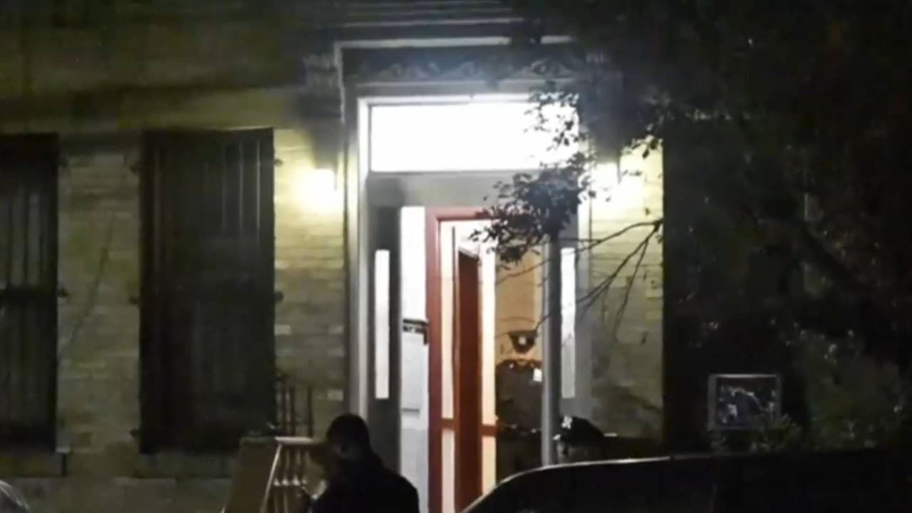 Hombre apuñala y mata a su esposa y a su hija de 2 años antes de herirse en Queens