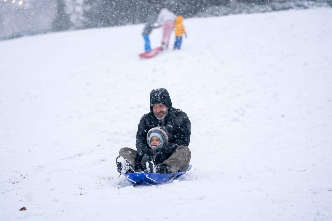 Familias aprovecharon para divertirse en medio de la tormenta, como lo muestra esta imagen captada cerca de Capitol Hill.