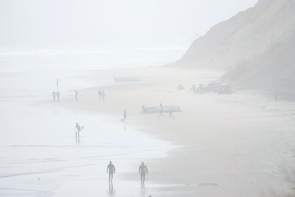 Así se veía la playa de Blacks Beach este domingo, con una densa niebla que dificulta las labores de rescate y recuperación de posibles cuerpos.