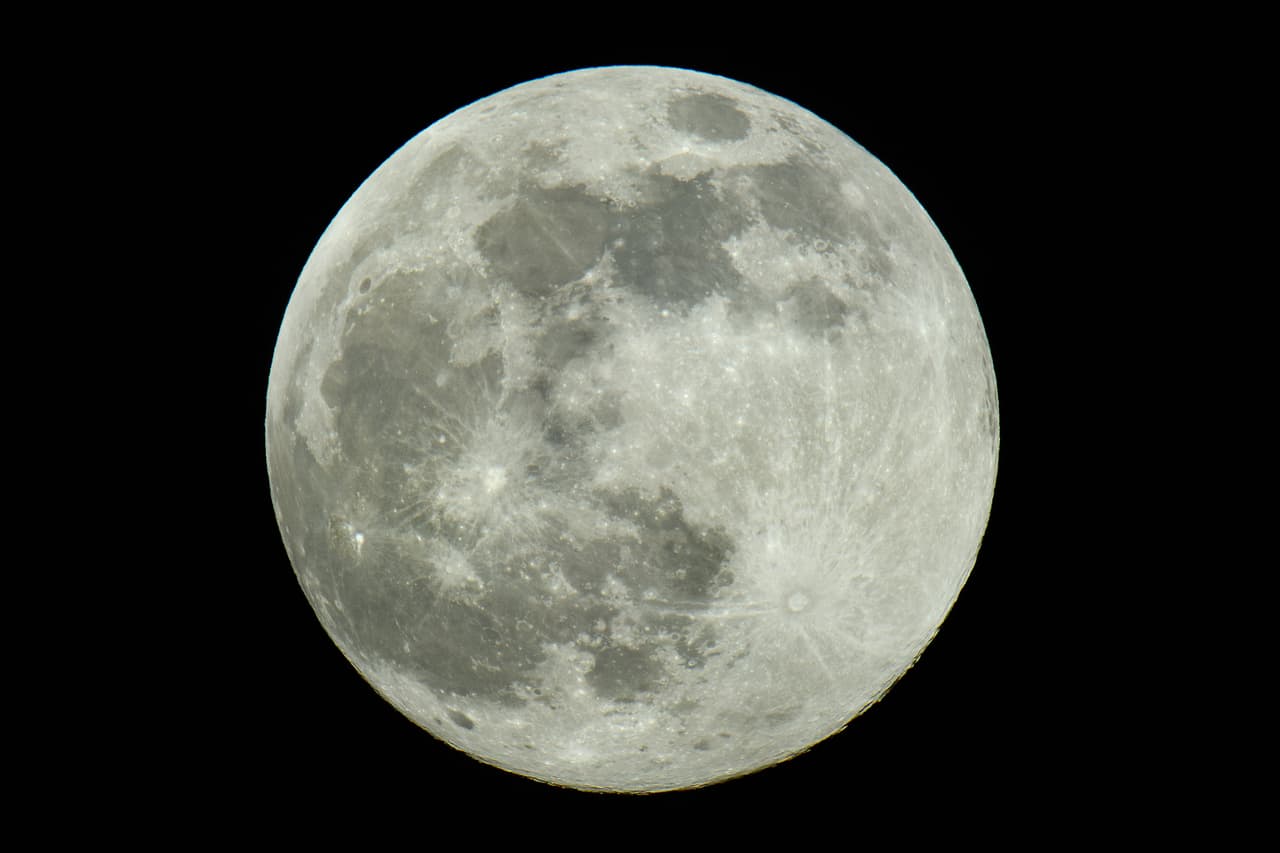 Los expertos creen que en 2021 además de esta ocasión, 
<b>se presentarán otras dos superlunas el próximo 26 de mayo y después el 24 de junio. </b>
<br>
<br>En imagen, una nítida superluna sobre Karlsruhe, Alemania. 
<br>
<br>