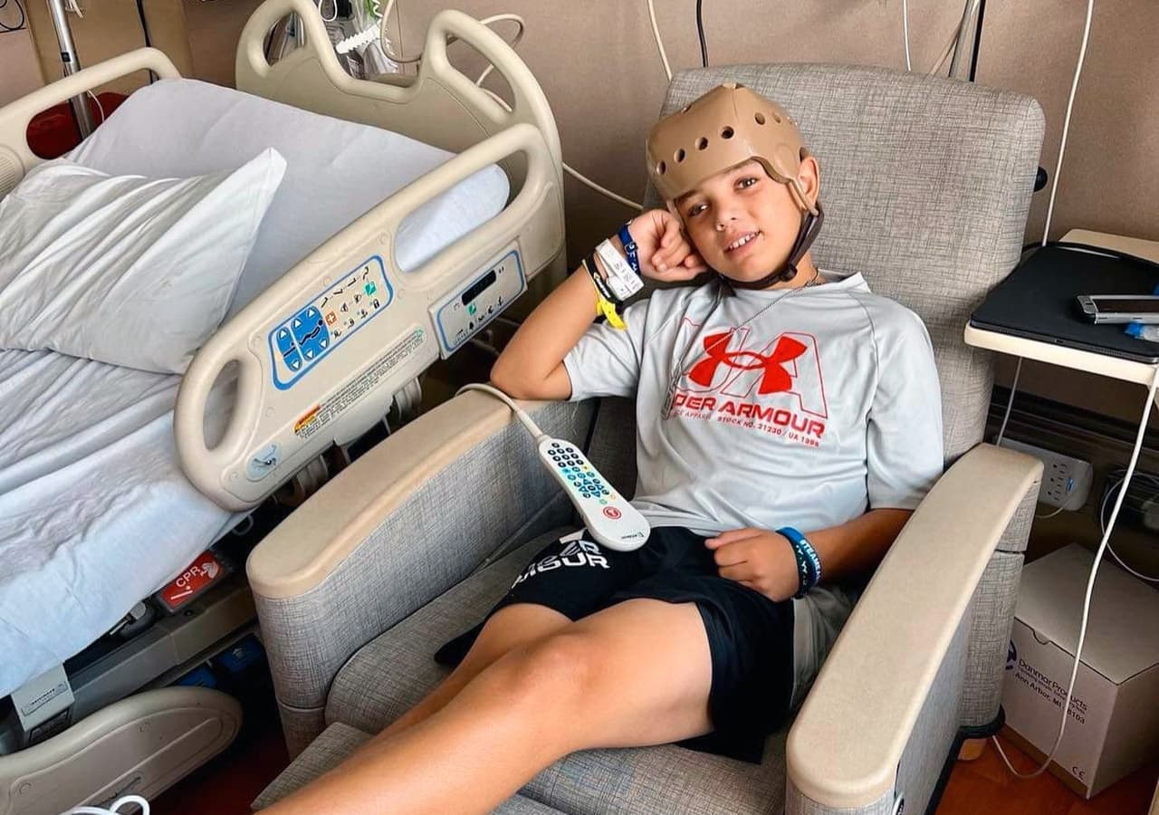 Después de 
<b>11 días en el hospital</b>, su familia comunicó a través de redes sociales que el niño 
<b>tenía que regresar al quirófano</b>. La mañana del viernes 26 de agosto, después de 4 horas 
<a href="https://www.univision.com/local/salt-lake-city-kuth/easton-oliverson-recupera-craneo-beisbolista-utah" target="_blank">los doctores lograron <b>sustituir parte de la estructura ósea</b> de Easton</a>.