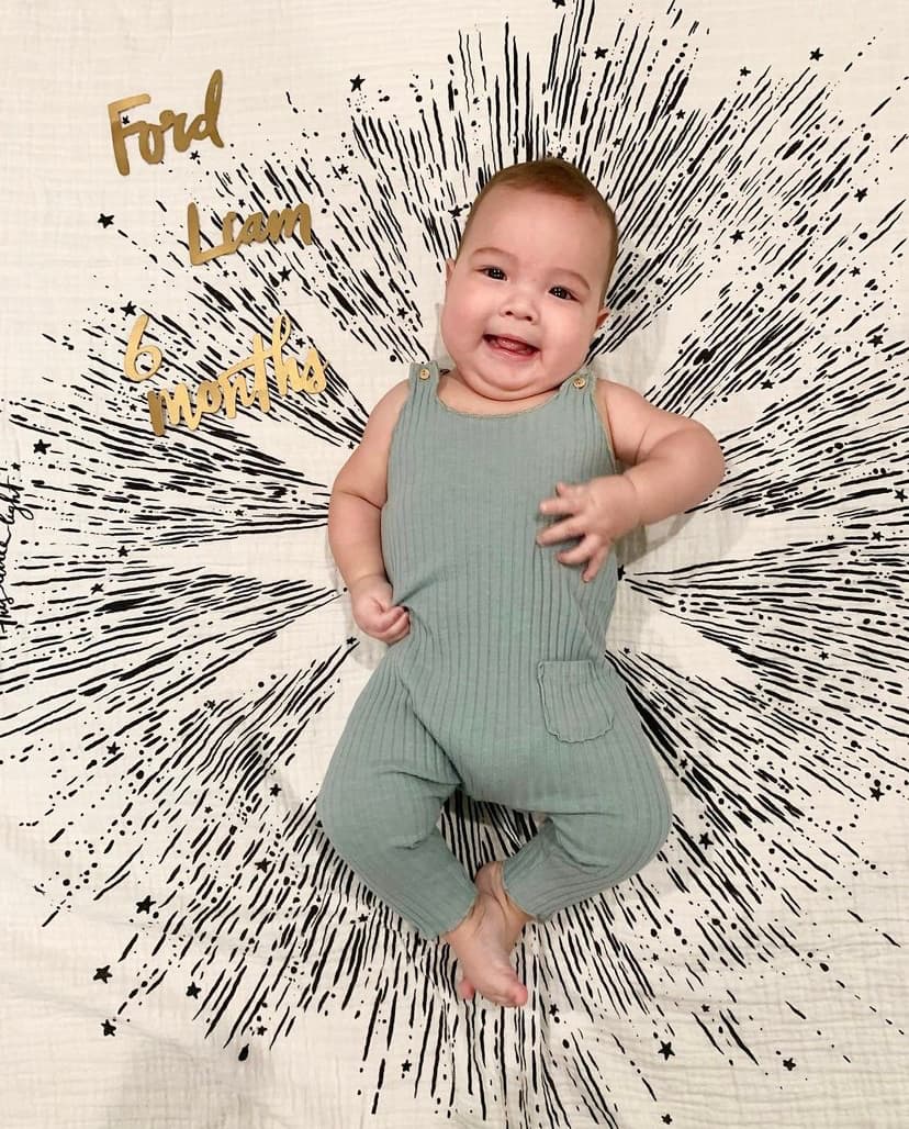 La sonrisa era la misma, pero 30 días más tarde -cuando Ford celebró sus primeros 6 meses de vida, estaba claro que había crecido. Pamela no quiso dejar pasar la fecha para recordar que la llegada de su hijo era 
<b>"la mayor lección de amor"</b> que había recibido en su vida "y que cada día crece más con cada una de tus sonrisas". 
<br>