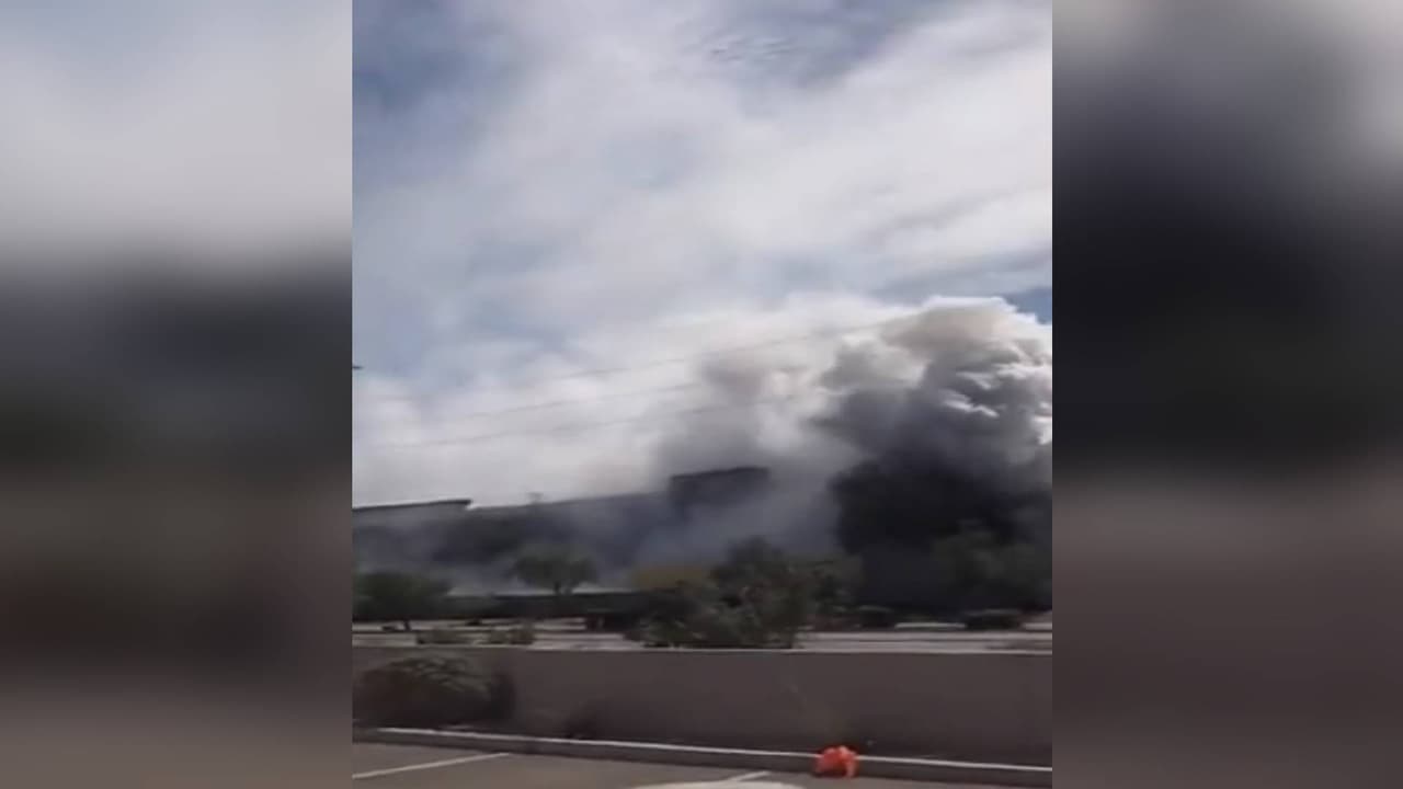 Un camión se incendia al oeste de Phoenix generando complicaciones de tránsito