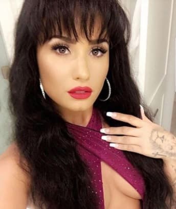 Demi Lovato se caracterizó de Selena Quintanilla para una fiesta de disfraces.