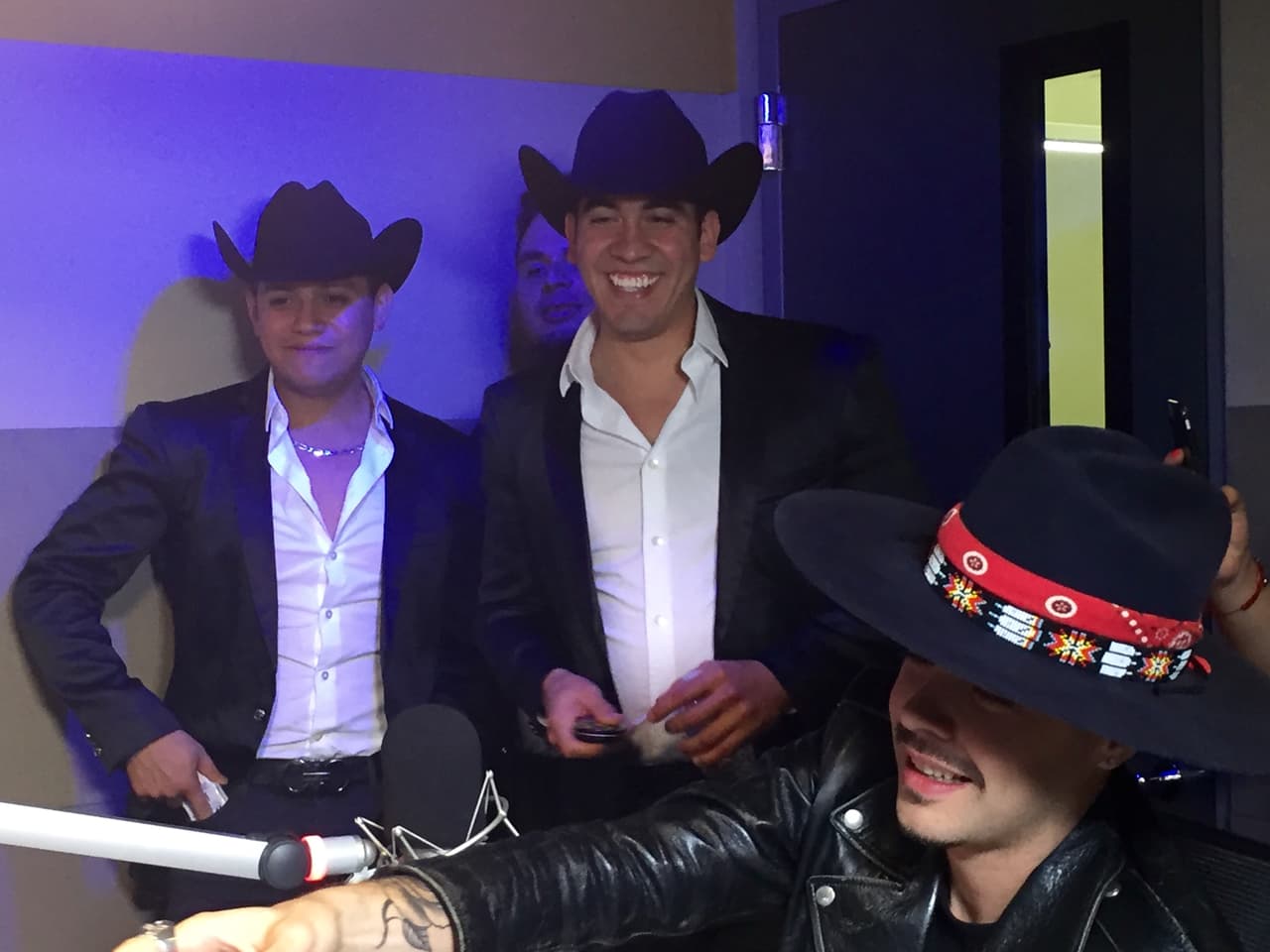 Los hermanos Jesse y Joy pasaron por los estudios de Uforia Nation para platicar con Pancho y Rene. Sin imaginar que Calibre 50 los iba a sorprender.