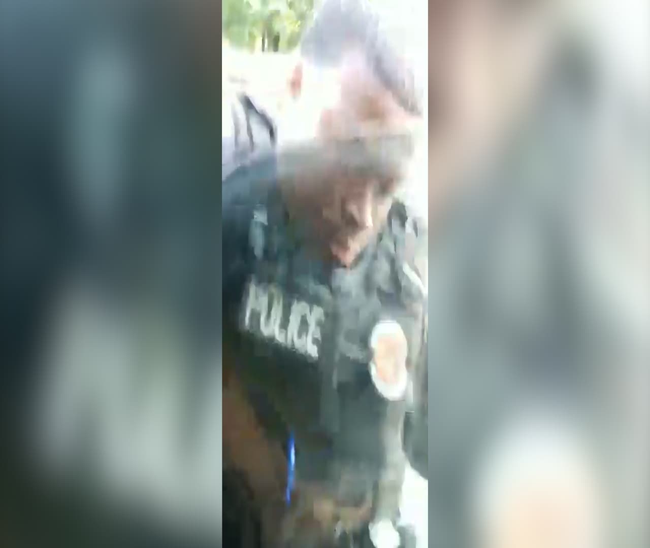 Otro oficial de ICE aprovecha la distracción y mete su mano por la venta de la camioneta y abre la puerta para sacar a Martínez.