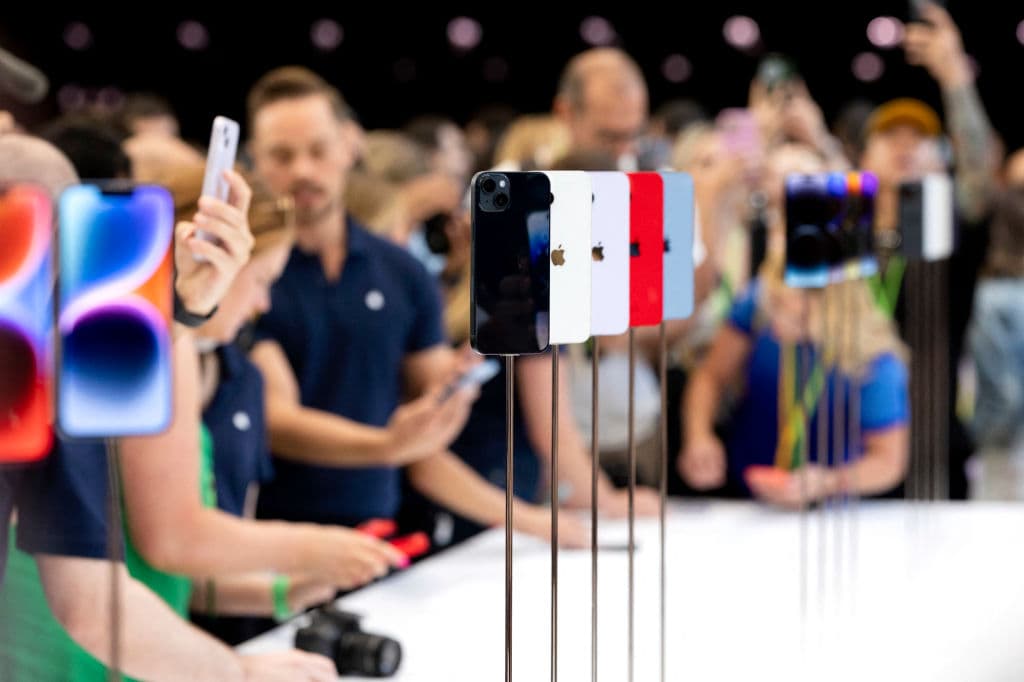 Por qué teléfonos inteligentes como el iPhone bajan de precio pese a la inflación