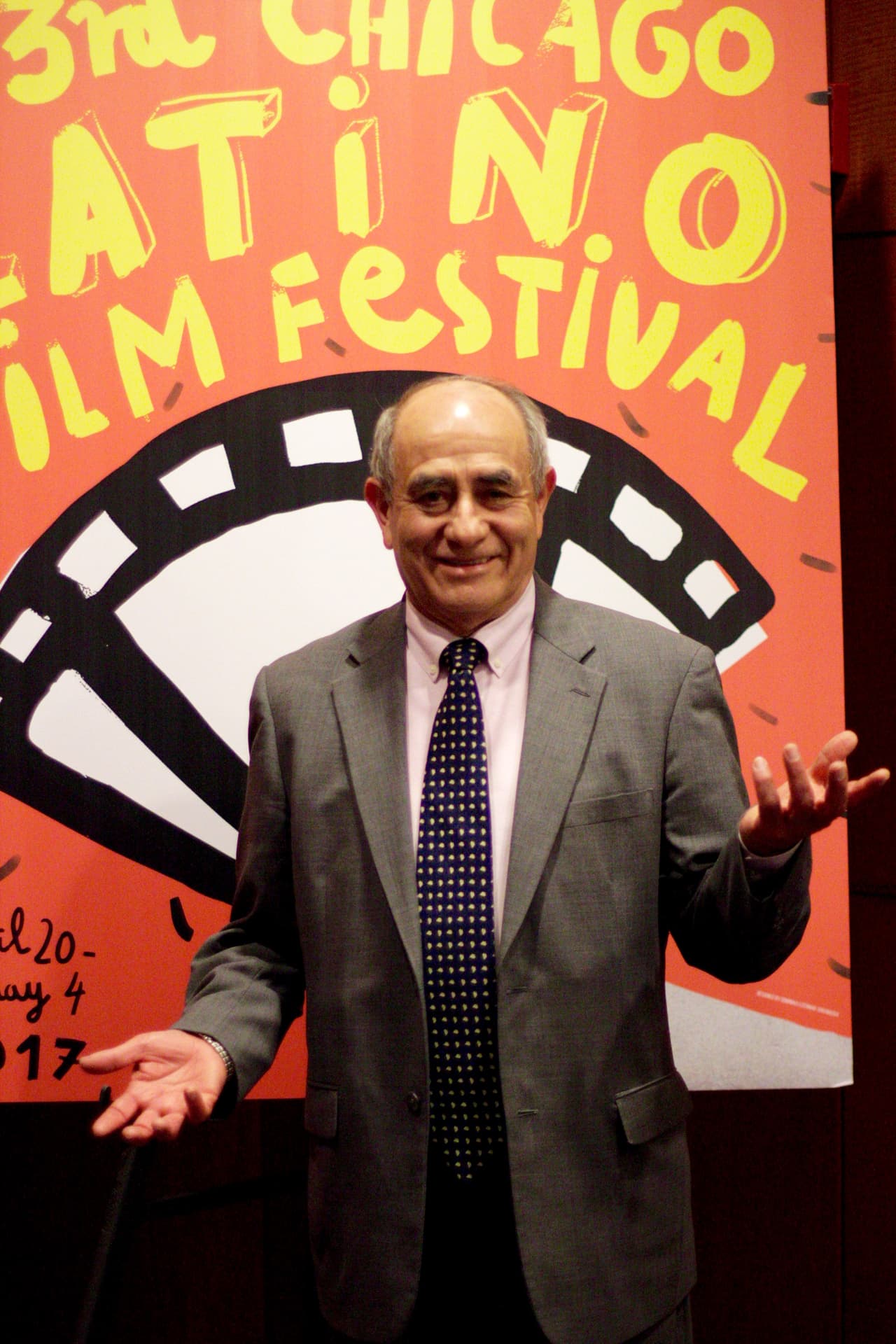 Pepe Vargas, fundador del festival de Cine Latino de Chicago posó con el póster ganador de este evento tan esperado por los amantes del séptimo arte en la ciudad.