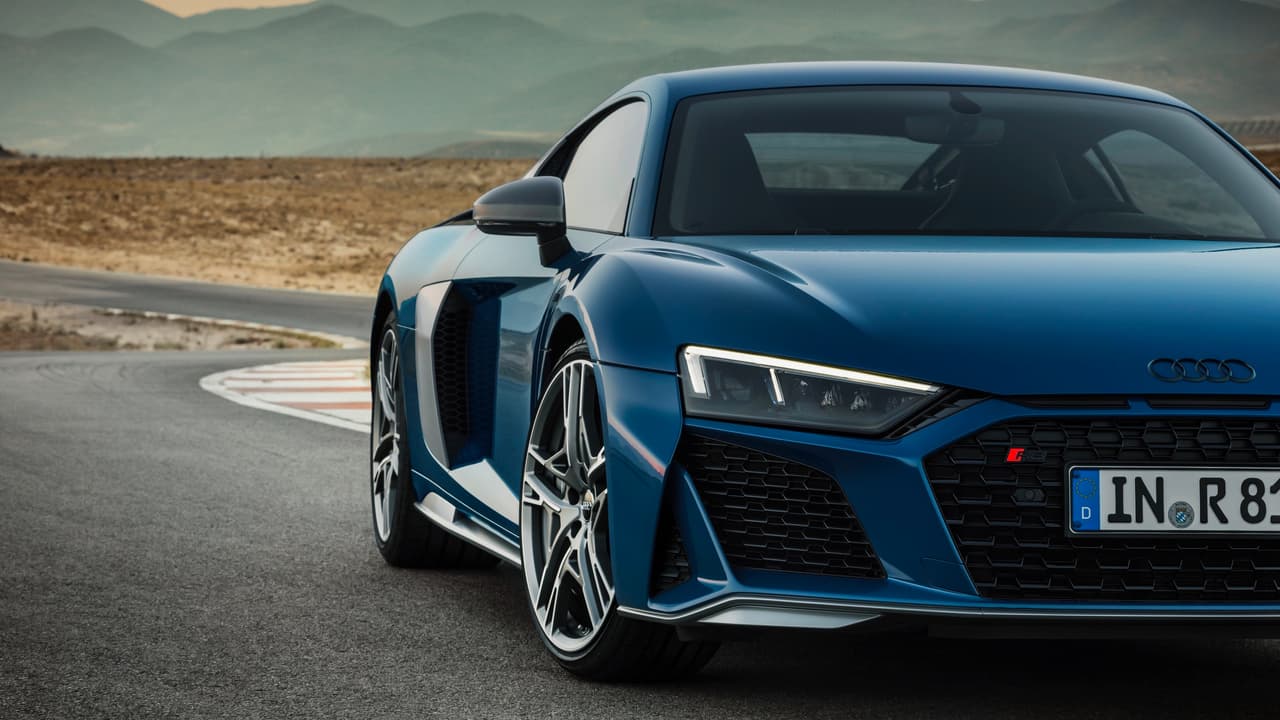 Se trata de una remodelación de la segunda generación del Audi R8, un modelo que apareció inicialmente en 2006 compartiendo su plataforma y una sustancial porción de su mecánica con el Lamborghini Gallardo. El nuevo modelo comparte su plataforma y mecánica básica con el Lamborghini Huracan.