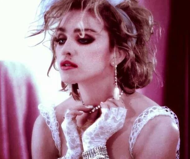 Para mantenerse y poder pagar su renta, la cantante llegó a trabajar en una cafetería de donas. Además de eso, sus primeros meses en Nueva York no fueron muy buenos. Confesó que una noche unos individuos la obligaron a hacerles una felación.