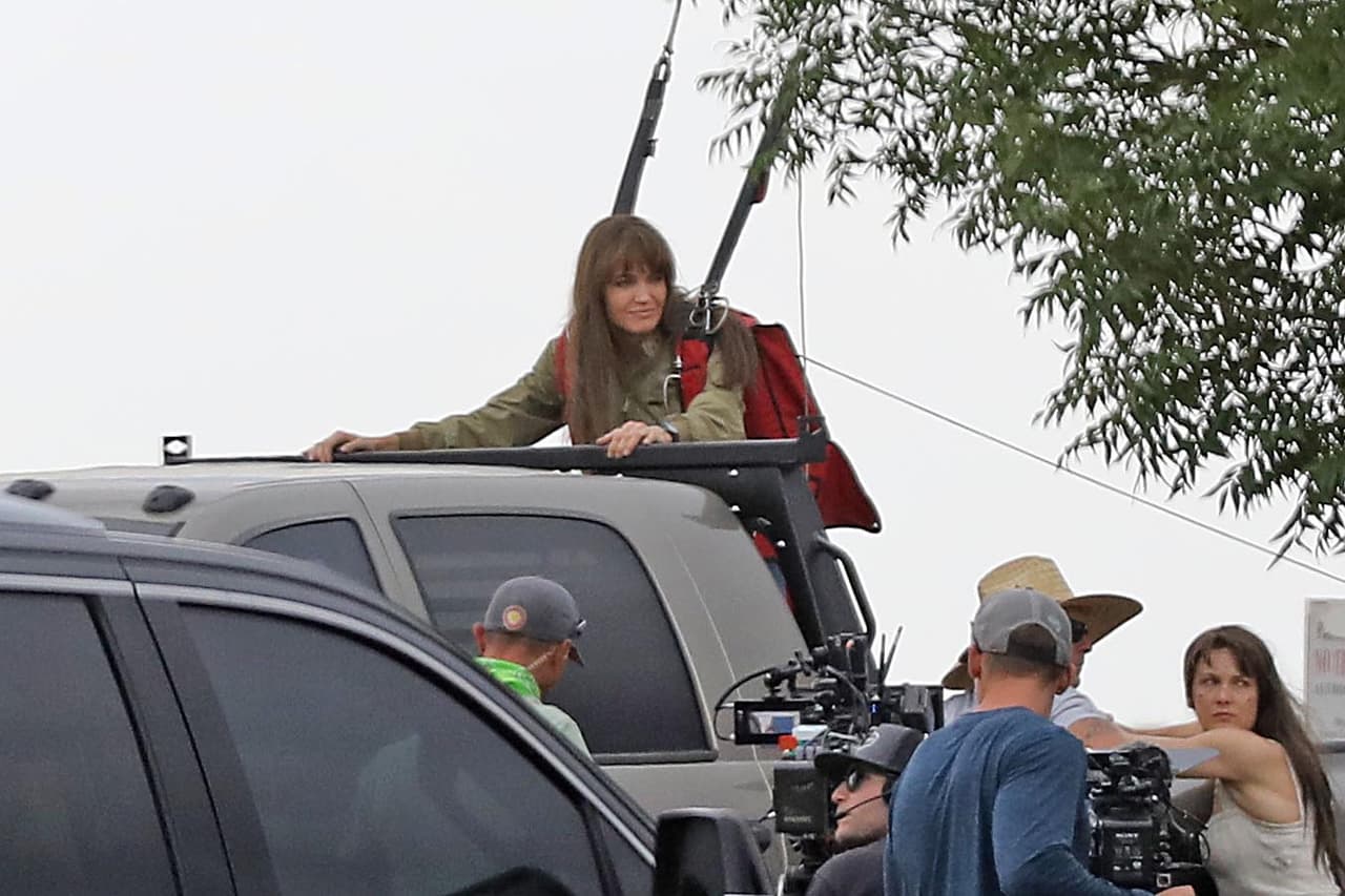 Jolie utilizó equipo de seguridad para evitar que se lastimara durante el rodaje, sin embargo, se le pudo observar con valentía mientas se sujetaba con fuerza del vehículo.