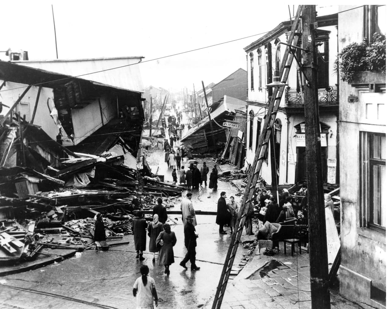 <b>Puesto 1. Terremoto de Valdivia, magnitud 9.5. Chile, mayo de 1960.</b> Es el sismo más poderoso registrado en la historia. Dejó a unas 2 millones de personas sin hogar, hirió al menos a 3,000 y mató a aproximadamente a 1,655. Los tsunamis que produjo el movimiento afectaron comunidades costeras en Nueva Zelanda, Japón y Filipinas. En Hawaii, una ola devastó la ciudad costera de Hilo, y mató a 61 personas.