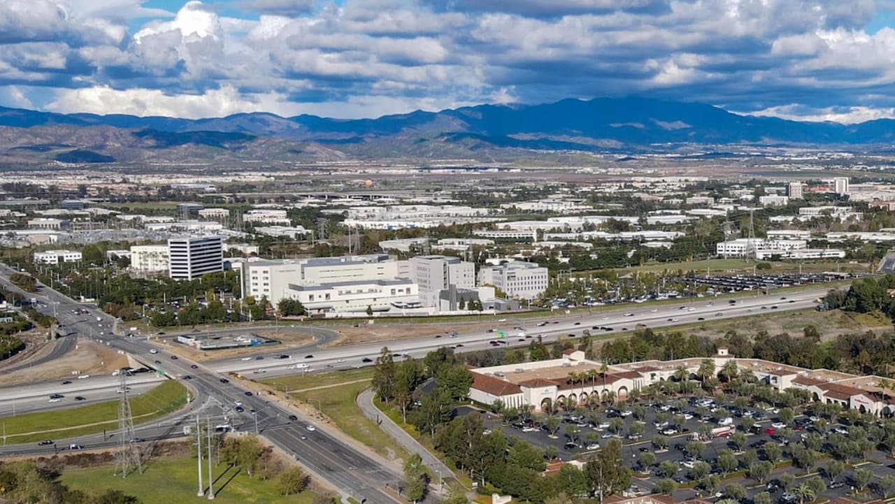 15. Irvine. De acuerdo con información del censo, en 2020 el ingreso promedio de una familia era de $108,318 al año