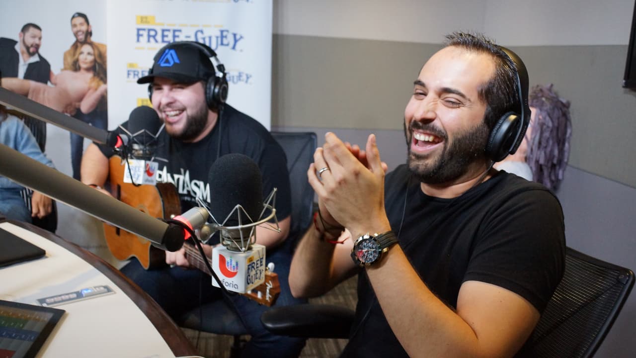 Sin pelos ni tapujos, El Fantasma se metió al Free-guey show y hasta acabó con la piñata de La Bronca.