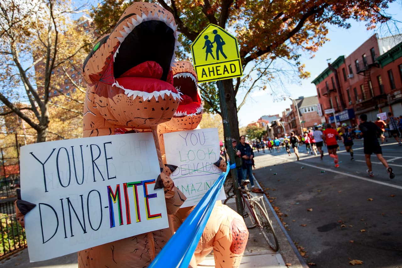 Las pancartas de estos dos dinosaurios leían: "eres 'dinomita'" (dinamita) y "te ves delicioso" palabra tachada y reemplazada con "maravilloso".
