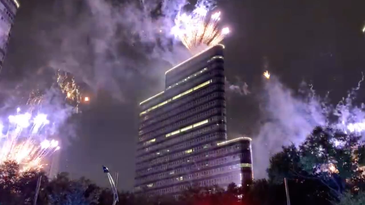 Son dos millas con más de 300 árboles metálicos de 20 pies de altura que permanecerán encendidos las 24 horas toda esta temporada en el Boulevard Post Oak.
