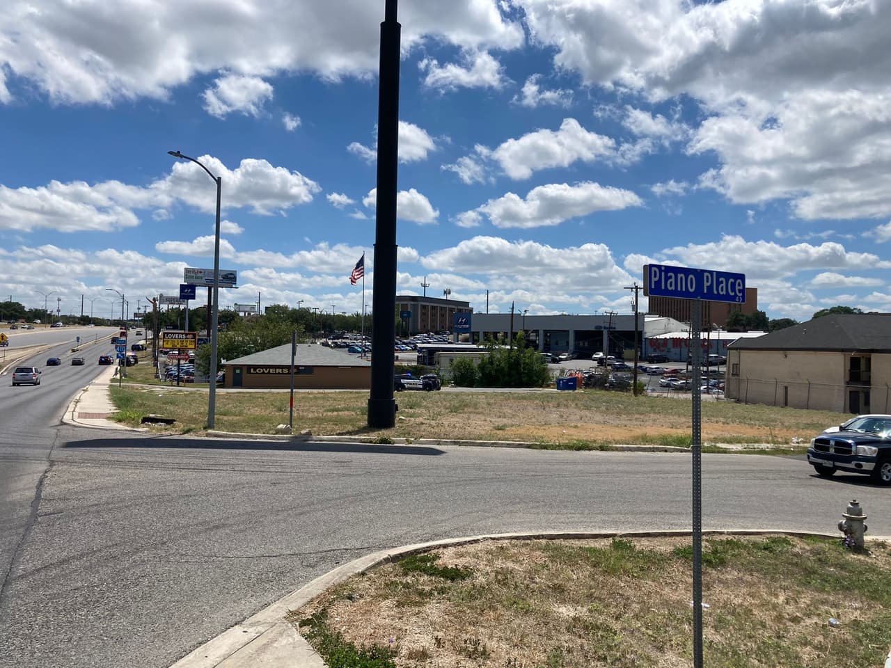 Detienen a la persona que se atrincheró en un concesionario de auto en San Antonio 