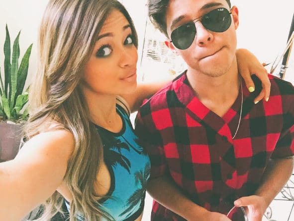 Es un joven cantante que ha cautivado a las chicas no sólo por su talento, sino por su atractivo físico.