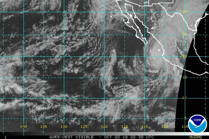 El huracán Willa baja a categoría 3 a horas de llegar a México, pero sigue siendo "mortal"