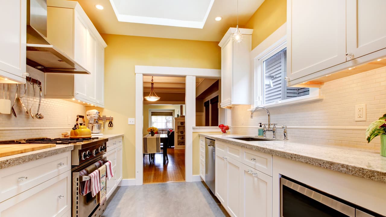 Ninguna cocina o baño debe estar mirando hacia el este. Tampoco el baño y la cocina deben ser cuartos contiguos. La cocina tampoco debe estar viendo hacia la puerta principal del hogar.