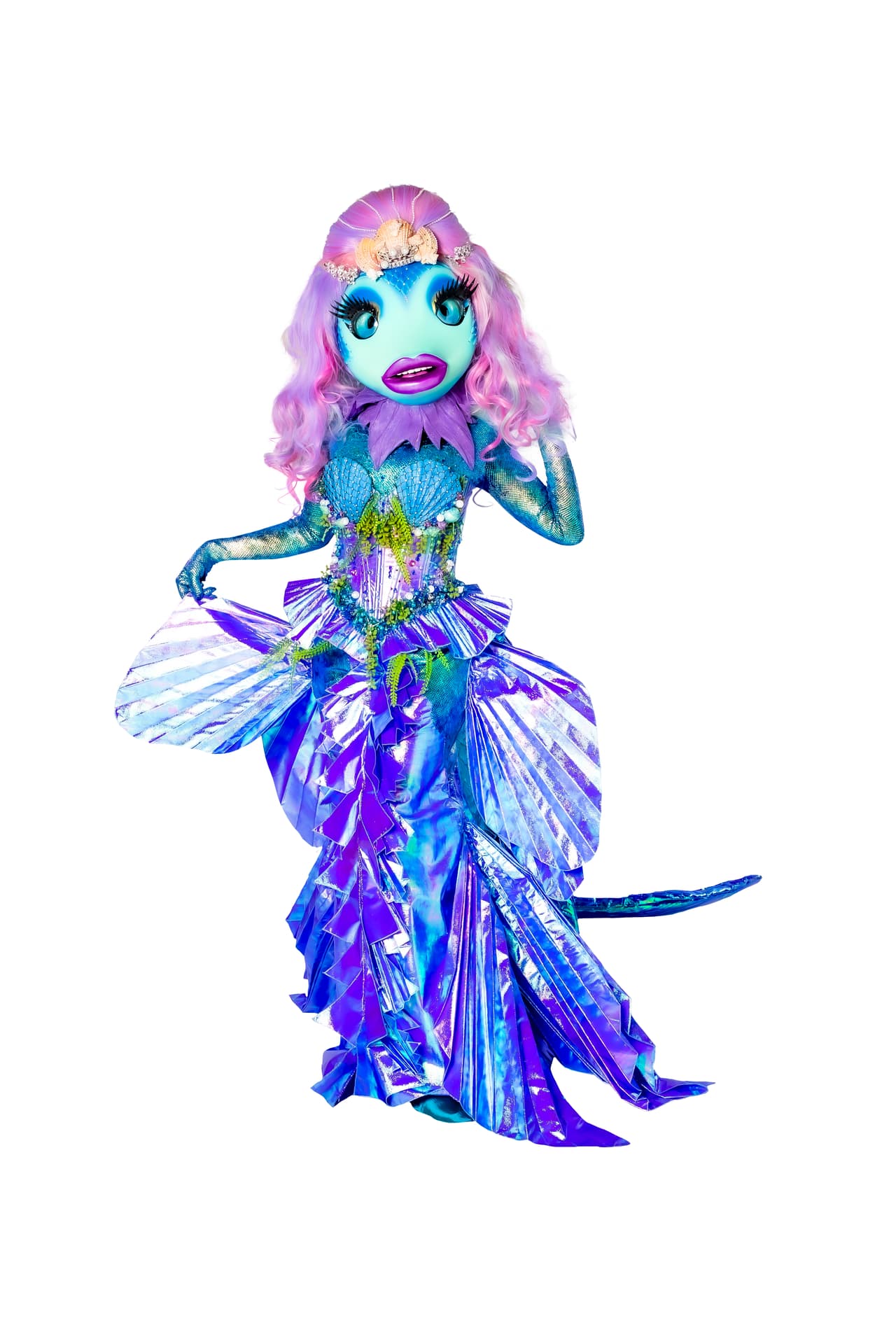 <b>Sirena</b>. Es el canto del mar personificado en el escenario. Es una criatura mística, pero de cuidado, porque su dulce voz tiene el poder de enamorar.