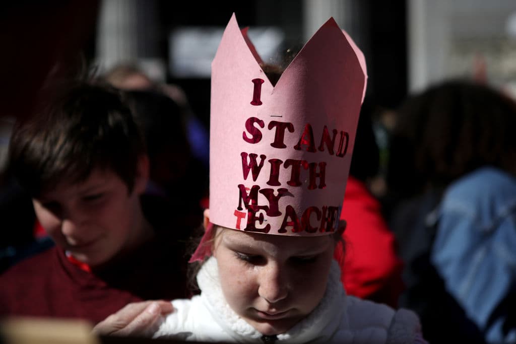 Emulando el atuendo papal, esta estudiante hizo con sus propias manos un sombrero para dejar en claro que apoyo a sus maestros durante la huelga.