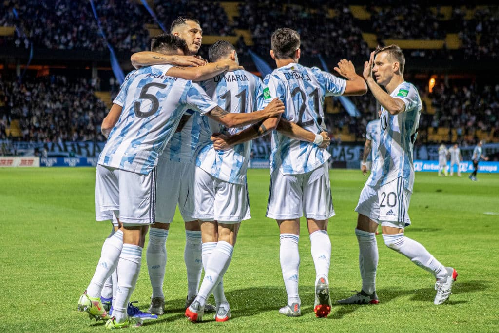 Con la ayuda de Paulo Dybala, Ángel Di María anota el único tanto del encuentro y le da la victoria 0-1 a Argentina sobre Uruguay.