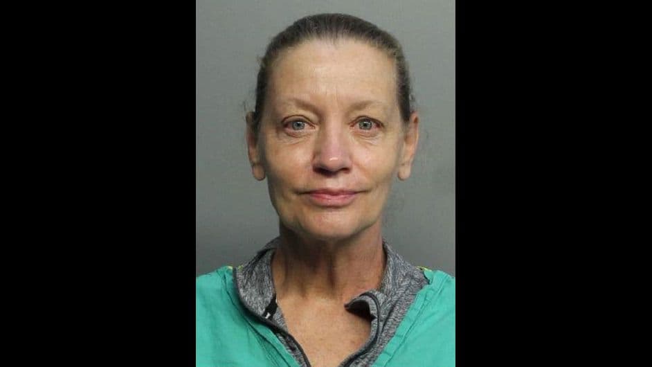 "Vete a tu país": acusan de crimen de odio a doctora seguidora de Trump por acosar y golpear a un latino