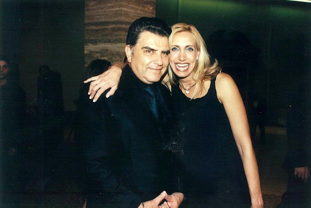 En esta foto de 1989 la vemos con un vestido negro y luciendo una cabellera rubia y lisa.