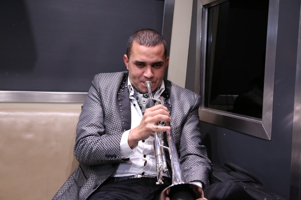 Una vez el bus llega a su destino final, la acción comienza para los integrantes de El Recodo, quienes empiezan a ensayar los instrumentos y a ultimar cada detalle para subir al escenario y complacer al público.