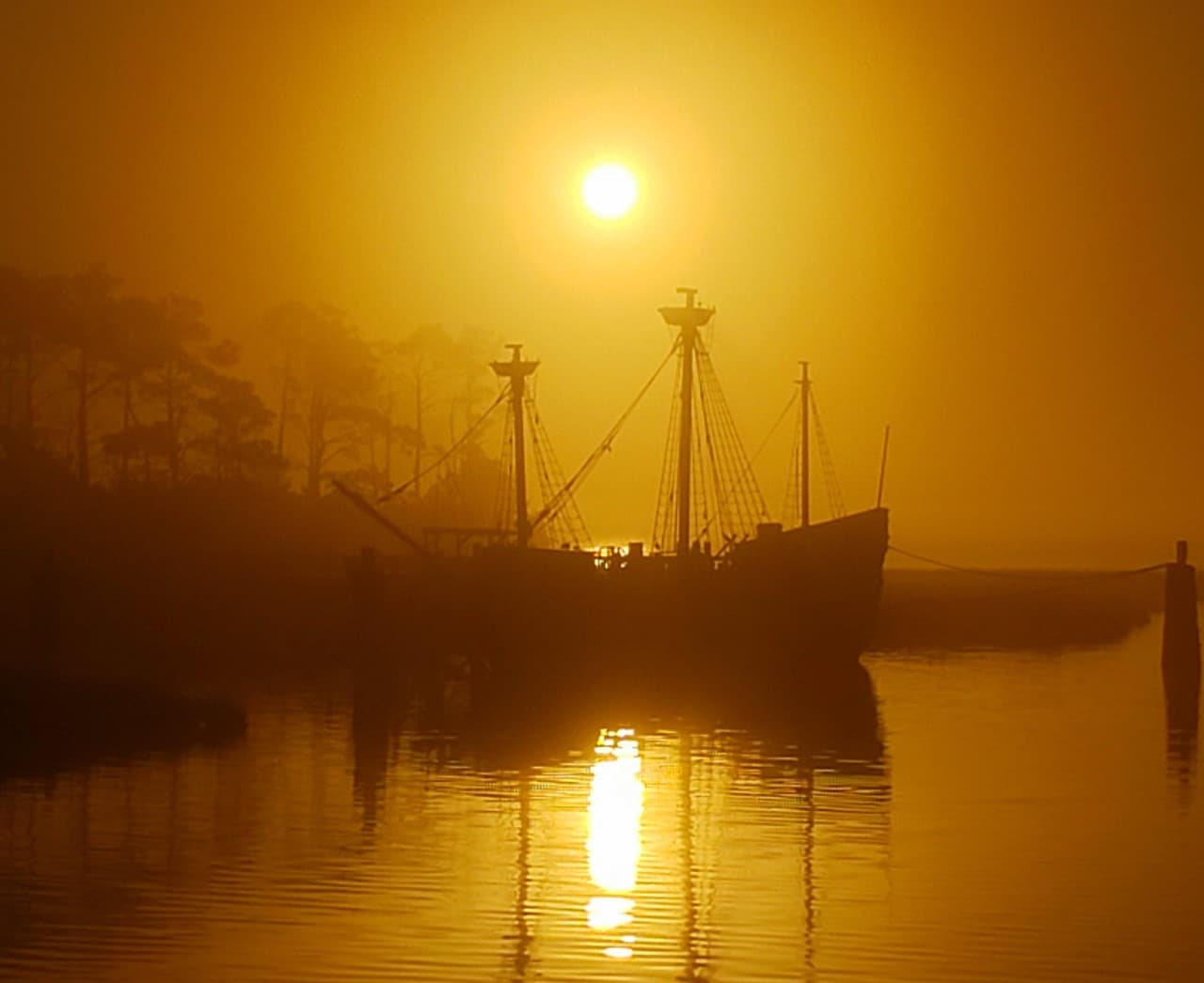 En la primavera de 1585, siete barcos zarparon hacia la prometedora isla de Roanoke. Sir Richard Grenville dirigió la expedición militar. Su misión era establecer un puesto de avanzada para preparar el terreno para un asentamiento permanente. Desafortunadamente, la flota perdió la mayoría de las provisiones de alimentos y se vio obligada a enviar una tripulación de regreso a Inglaterra en busca de los suministros necesarios para lograr sus objetivos.