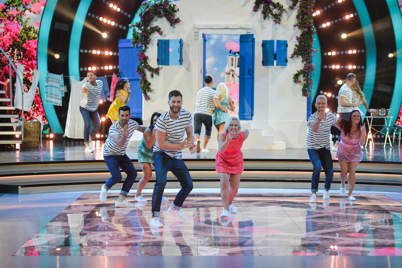 La frase "mamma mía" viene del italiano, y es usada en situaciones de sorpresa, angustia o emoción.