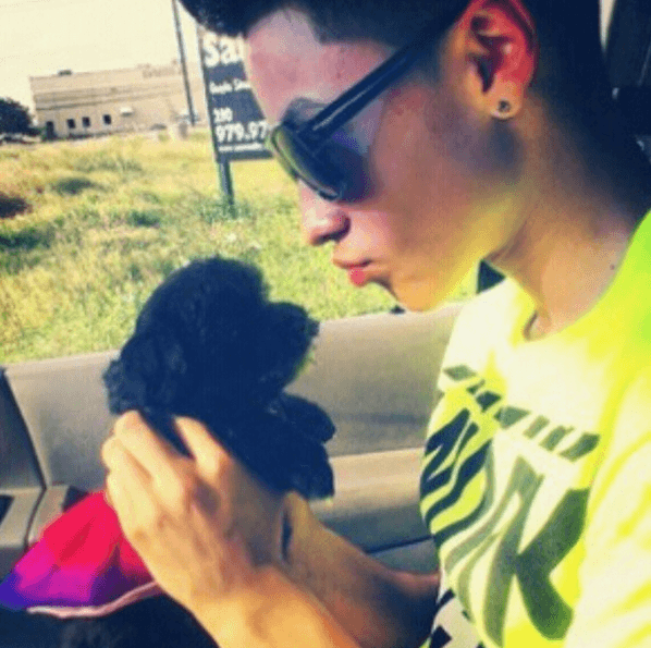 So cute!!! Ryan es fan de las mascotas y miren cómo consiente a su perrito.